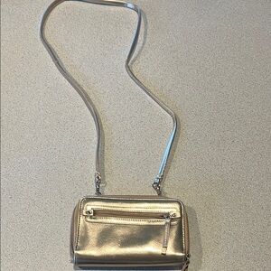 Chic Gold Crossbody Bag with Sleek Design